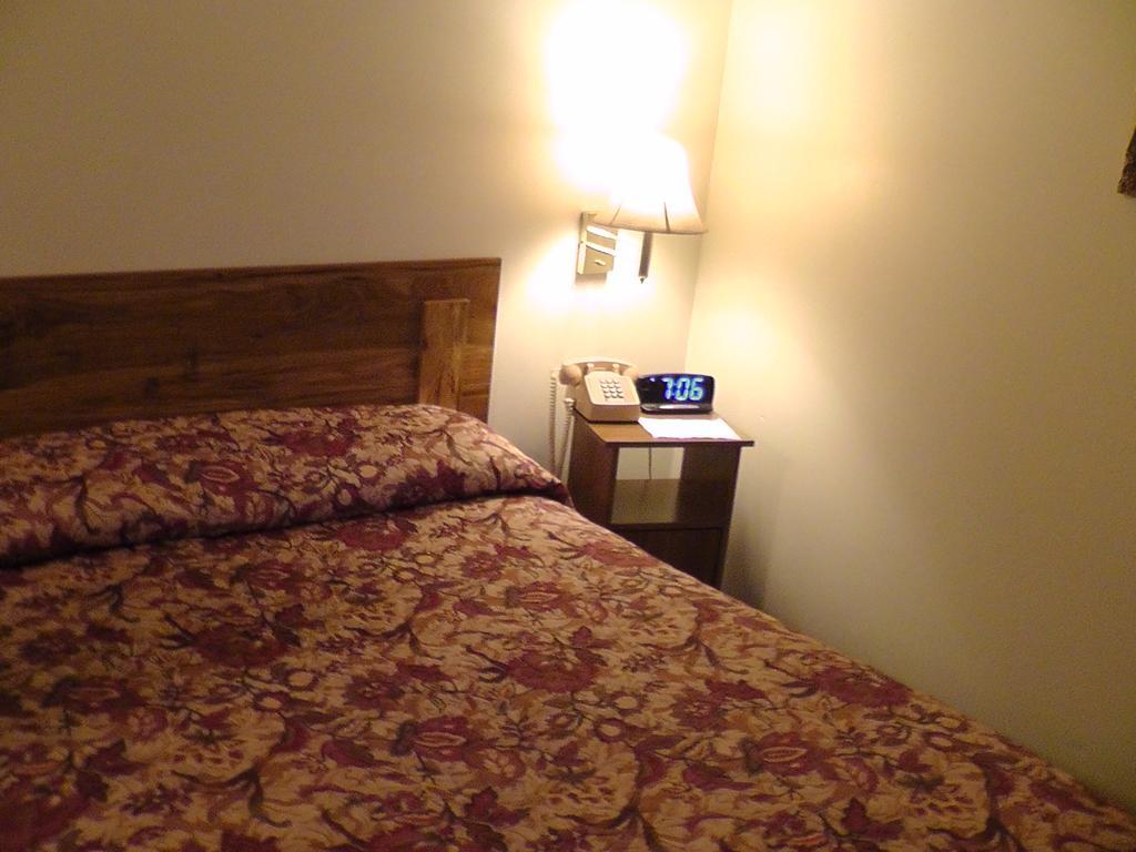 Motel 95 & Campground Hixton Ngoại thất bức ảnh